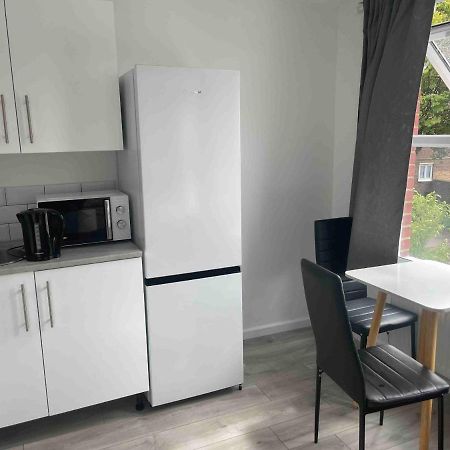 Studio Flat Private Shower Wc And Kitchenette Londen Buitenkant foto