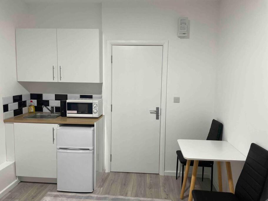 Studio Flat Private Shower Wc And Kitchenette Londen Buitenkant foto